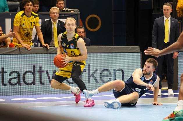 Toms Skuja MHP Riesen Ludwigsburg, 05 on the ball, prevails against Spencer Reaves SYNTAINICS MBC, 31, Syntainics MBC vs MHP Riesen Ludwigsburg, Basketball, easycredit Basketball Bundesliga, Matchday 6, Season 2025 2026, 02 11 2025, Syntainics MBC vs MHP Riesen Ludwigsburg, Basketball, easycredit Basketball Bundesliga, Matchday 6, Season 2025 2026, 02 11 2025 Weissenfels Copyright: xEibner-Pressefoto LauraxRoemerx EP_LRR