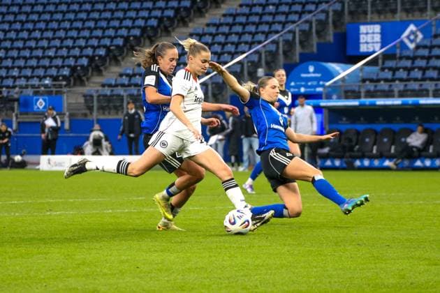 02 11 2025, xgrfx, Soccer Google Pixel Women Bundesliga, Hamburger SV Eintracht Frankfurt v l Tor, Laura Freigang Eintracht Frankfurt DFL DFB REGULATIONS PROHIBIT ANY USE OF PHOTOGRAPHS as IMAGE SEQUENCES and or QUASI VIDEO Hamburg