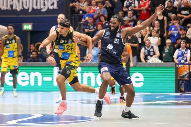 Brandon Tischler MHP Riesen Ludwigsburg, 24 duel, duel, fight with RJ Gunn SYNTAINICS MBC, 21 , is held, Syntainics MBC vs MHP Riesen Ludwigsburg, Basketball, easycredit Basketball Bundesliga, Matchday 6, Season 2025 2026, 02 11 2025, Syntainics MBC vs MHP Riesen Ludwigsburg, Basketball, easycredit Basketball Bundesliga, Matchday 6, Season 2025 2026, 02 11 2025 Weissenfels Copyright: xEibner-Pressefoto LauraxRoemerx EP_LRR