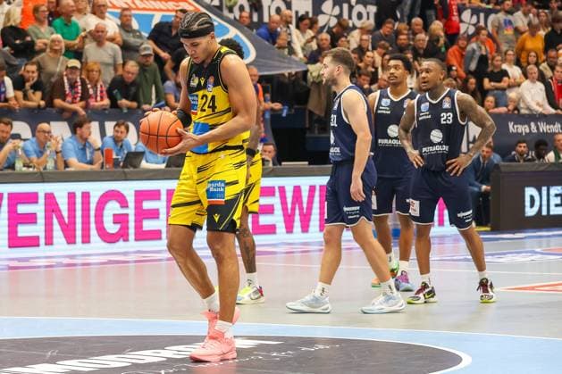 Brandon Tischler MHP Riesen Ludwigsburg, 24 gets ready for free throw, Syntainics MBC vs MHP Riesen Ludwigsburg, Basketball, easycredit Basketball Bundesliga, Matchday 6, Season 2025 2026, 02 11 2025, Syntainics MBC vs MHP Riesen Ludwigsburg, Basketball, easycredit Basketball Bundesliga, Matchday 6, Season 2025 2026, 02 11 2025 Weissenfels Copyright: xEibner-Pressefoto LauraxRoemerx EP_LRR