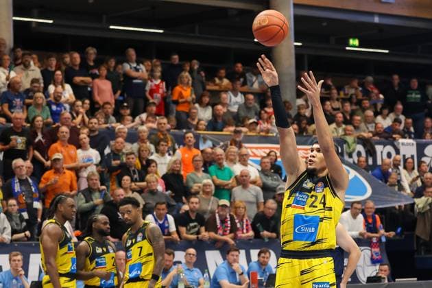 Brandon Tischler MHP Riesen Ludwigsburg, 24 throws the ball, free throw, Syntainics MBC vs MHP Riesen Ludwigsburg, Basketball, easycredit Basketball Bundesliga, Matchday 6, Season 2025 2026, 02 11 2025, Syntainics MBC vs MHP Riesen Ludwigsburg, Basketball, easycredit Basketball Bundesliga, Matchday 6, Season 2025 2026, 02 11 2025 Weissenfels Copyright: xEibner-Pressefoto LauraxRoemerx EP_LRR