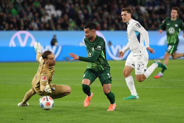 VfL vs Hoffebheim, 1 BL Wolfsburg, 02 11 2025, FOOTBALL VfL Wolfsburg vs TSG 1899 Hoffenheim, 1 BL, Season 2025 26 Mohammed Amoura VfL Wolfsburg scores goal for 1 0, Goalkeeper Oliver Baumann Hoffenheim , Robin Hranac Hoffenheim Wolfsburg