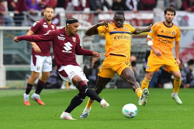 Valentino Lazaro (Torino) Idrissa Toure (Pisa) during Torino FC vs Pisa SC, Italian soccer Serie A match in Turin, Italy, November 02 2025  Copyright: xGabrielexMasotti IPAxSportx xipa-agency.netx xx IPA_67408196 IPA_Agency_IPA67408196