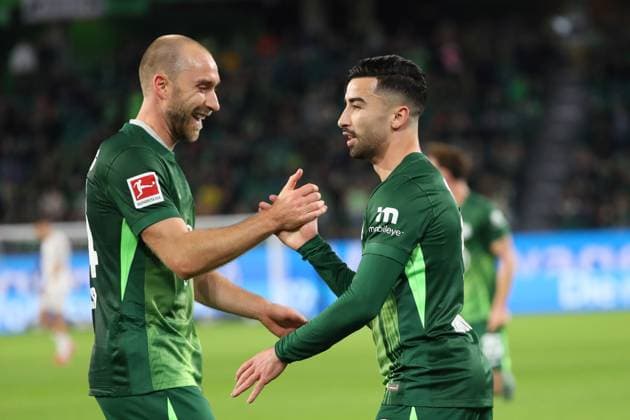 VfL vs Hoffebheim, 1 BL Wolfsburg, 02 11 2025, FOOTBALL VfL Wolfsburg vs TSG 1899 Hoffenheim, 1 BL, Season 2025 26 Mohammed Amoura VfL Wolfsburg cheers Christian Eriksen VfL Wolfsburg after his goal to make it 1 0 Wolfsburg