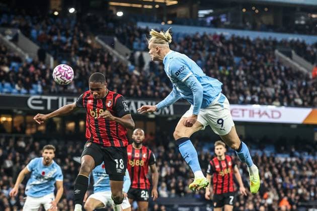 Premier League Manchester City v Bournemouth Erling Haaland of Manchester City heads on goal during the Premier League match Manchester City vs Bournemouth at Etihad Stadium, Manchester, United Kingdom, 2nd November 2025 (Photo by Alfie Cosgrove News Images) Manchester Etihad Stadium Manchester United, ManU Kingdom Copyright: xAlfiexCosgrove NewsxImagesx