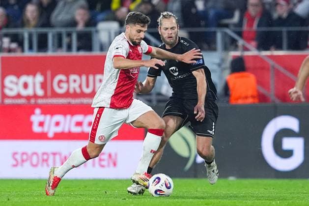 02 11 2025, xydrx, Fußball, 3 Liga, Rot Weiss Essen 1 FC Schweinfurt 05, Saison 2025 2026, Stadion an der Hafenstraße Klaus Gjasula Rot Weiss Essen 8 im Zweikampf gegen Kristian Boehnlein 1 FC Schweinfurt 05 13 DFB regulations prohibit any use of photographs as image sequences and or quasi video Nordrhein Westfahlen Germany