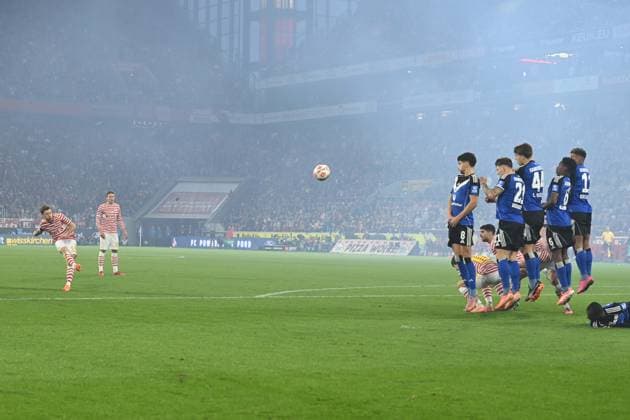 Florian KAINZ K scores from a free kick to make it 2 0, Fußball 1 Bundesliga, 9 Spieltag, matchday9, 1 FC Koeln K Hamburger SV HH 4 1 am 02 11 2025 in Koeln Deutschland DFL regulations prohibit any use of photographs as image sequences and or quasi video Â
