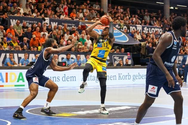 Yorman Polas Bartolo MHP Riesen Ludwigsburg, 13 throws the ball, Syntainics MBC vs MHP Riesen Ludwigsburg, Basketball, easycredit Basketball Bundesliga, Matchday 6, Season 2025 2026, 02 11 2025, Syntainics MBC vs MHP Riesen Ludwigsburg, Basketball, easycredit Basketball Bundesliga, Matchday 6, Season 2025 2026, 02 11 2025 Weissenfels Copyright: xEibner-Pressefoto LauraxRoemerx EP_LRR