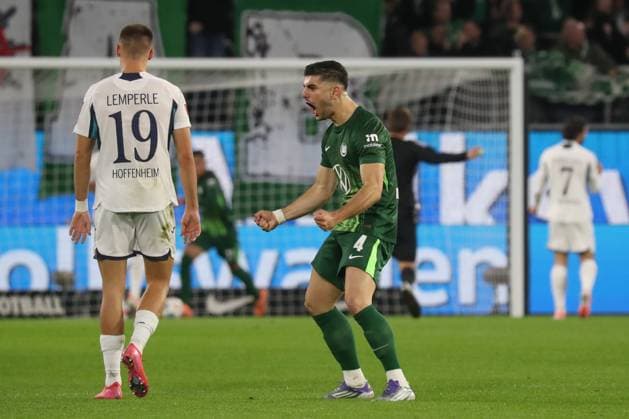 02 11 2025, xgox, Fussball 1 Bundesliga, VfL Wolfsburg TSG 1899 Hoffenheim emspor, v l Konstantinos Koulierakis Wolfsburg, 4 Jubel, Torjubel, jubelt ueber das Tor, celebrate the goal, celebration DFL DFB REGULATIONS PROHIBIT ANY USE OF PHOTOGRAPHS as IMAGE SEQUENCES and or QUASI VIDEO Wolfsburg