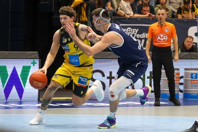 Booker Coplin MHP Riesen Ludwigsburg, 09 on the ball against Jure Planinic SYNTAINICS MBC, 44 , duel, duel, fight, Syntainics MBC vs MHP Riesen Ludwigsburg, Basketball, easycredit Basketball Bundesliga, Matchday 6, Season 2025 2026, 02 11 2025, Syntainics MBC vs MHP Riesen Ludwigsburg, Basketball, easycredit Basketball Bundesliga, Matchday 6, Season 2025 2026, 02 11 2025 Weissenfels Copyright: xEibner-Pressefoto LauraxRoemerx EP_LRR