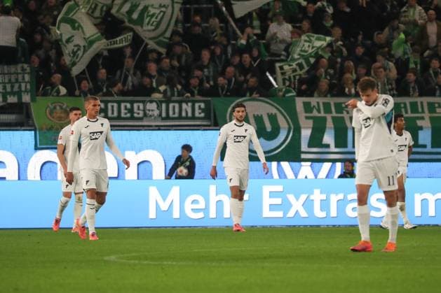 02 11 2025, xgox, Fussball 1 Bundesliga, VfL Wolfsburg TSG 1899 Hoffenheim emspor, v l Hoffenheim enttaeuscht, enttäuscht, schaut enttaeuscht, niedergeschlagen, disappointed DFL DFB REGULATIONS PROHIBIT ANY USE OF PHOTOGRAPHS as IMAGE SEQUENCES and or QUASI VIDEO Wolfsburg