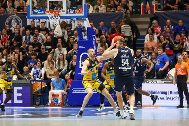 Jonas Wohlfarth Bottermann MHP Riesen Ludwigsburg, 18 tries to stop John Bryant SYNTAINICS MBC, 54, duel, duel, fight, Syntainics MBC vs MHP Riesen Ludwigsburg, Basketball, easycredit Basketball Bundesliga, 6 Matchday, Season 2025 2026, 02 11 2025, Syntainics MBC vs MHP Riesen Ludwigsburg, Basketball, easycredit Basketball Bundesliga, 6 Matchday, Season 2025 2026, 02 11 2025 Weissenfels Copyright: xEibner-Pressefoto LauraxRoemerx EP_LRR