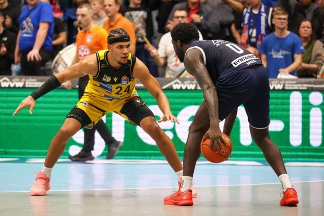 Brandon Tischler MHP Riesen Ludwigsburg, 24 defends against Khyri Thomas SYNTAINICS MBC, 00 , Syntainics MBC vs MHP Riesen Ludwigsburg, Basketball, easycredit Basketball Bundesliga, Matchday 6, Season 2025 2026, 02 11 2025, Syntainics MBC vs MHP Riesen Ludwigsburg, Basketball, easycredit Basketball Bundesliga, Matchday 6, Season 2025 2026, 02 11 2025 Weissenfels Copyright: xEibner-Pressefoto LauraxRoemerx EP_LRR