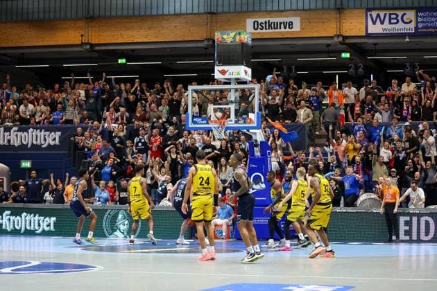 MBC fans cheer, goal celebration, cheers over their teams point, Syntainics MBC vs MHP Riesen Ludwigsburg, Basketball, easycredit Basketball Bundesliga, Matchday 6, Season 2025 2026, 02 11 2025, Syntainics MBC vs MHP Riesen Ludwigsburg, Basketball, easycredit Basketball Bundesliga, Matchday 6, Season 2025 2026, 02 11 2025 Weissenfels Copyright: xEibner-Pressefoto LauraxRoemerx EP_LRR