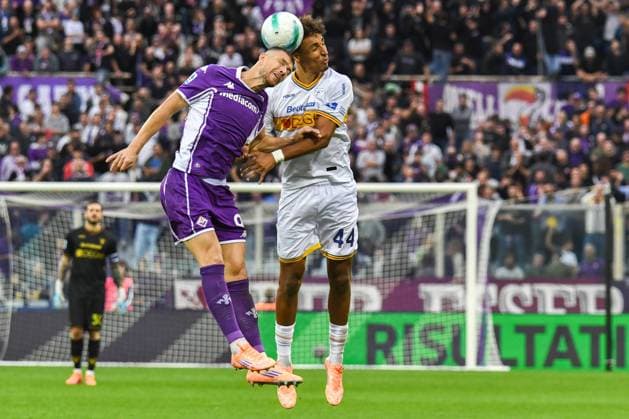 header of Edin Dzeko (Fiorentina) against Tiago Gabriel Coelho Oliveira (Lecce) during ACF Fiorentina vs US Lecce, Italian soccer Serie A match in Florence, Italy, November 02 2025  Copyright: xFabioxFagiolini IPAxSportx xipa-agency.netx xx IPA_67404028 IPA_Agency_IPA67404028