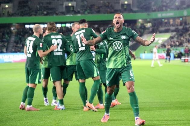 VfL vs Hoffebheim, 1 BL Wolfsburg, 02 11 2025, FOOTBALL VfL Wolfsburg vs TSG 1899 Hoffenheim, 1 BL, Season 2025 26 Vinicius Vini Souza VfL Wolfsburg cheers after the goal by Mohammed Amoura VfL Wolfsburg to 1 0 Wolfsburg