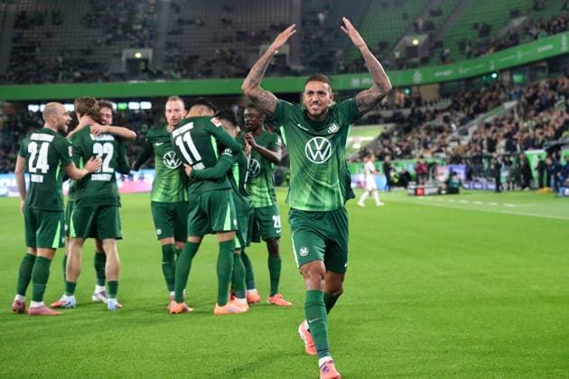 VfL vs Hoffebheim, 1 BL Wolfsburg, 02 11 2025, FOOTBALL VfL Wolfsburg vs TSG 1899 Hoffenheim, 1 BL, Season 2025 26 Vinicius Vini Souza VfL Wolfsburg cheers after the goal by Mohammed Amoura VfL Wolfsburg to 1 0 Wolfsburg