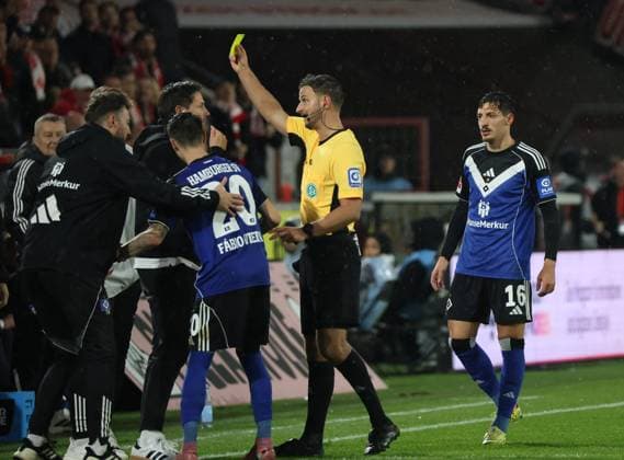 Yellow card for Merlin Polzin Hamburger SV coach after red card for Fabio Vieira Hamburger SV 20 GER, 1 FC Koeln vs Hamburger SV, Football, Bundesliga, Matchday 9, Season 2025 2026, 02 11 2025 DFL DFB REGULATIONS PROHIBIT ANY USE OF PHOTOGRAPHS as IMAGE SEQUENCES and or QUASI VIDEO GER, 1 FC Koeln vs Hamburger SV, Football, Bundesliga, Matchday 9, Season 2025 2026, 02 11 2025 Koeln Copyright: xEibner-Pressefotox xThomasxStoeckerx EP_TSR