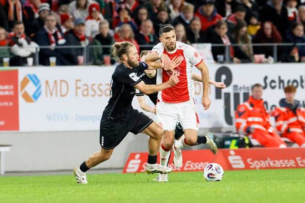 Soccer 3 Liga 13 Matchday Rot Weiss Essen 1 FC Schweinfurt on 02 11 2025 at the stadium at Hafenstraße in Essen Klaus Gjasula Rot Weiss Essen