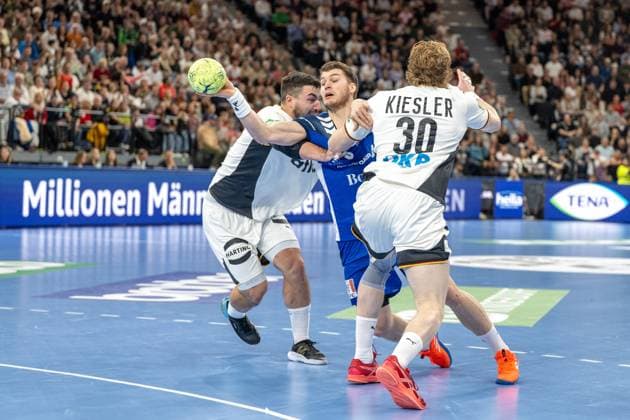 Bjarki Mar Elisson 8 Handball national team Iceland goes for a throw, is blocked by Tom Kiesler 30 Handball national team Iceland , Handball national team Germany vs Handball national team Iceland, Handball Laenderspiel, 02 11 2025 Munich Bavaria Germany Copyright: xkolbert-press UlrichxGamelx