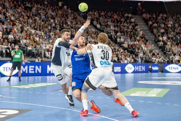 Bjarki Mar Elisson 8 Handball national team Iceland goes for a throw, is blocked by Tom Kiesler 30 Handball national team Iceland , Handball national team Germany vs Handball national team Iceland, Handball Laenderspiel, 02 11 2025 Munich Bavaria Germany Copyright: xkolbert-press UlrichxGamelx