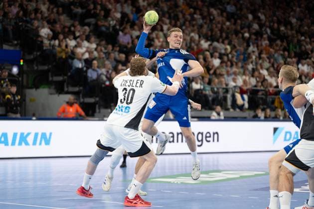 Gisli Kristjansson 10 Handball national team Iceland goes for a throw, is blocked by Tom Kiesler 30 Handball national team Iceland , Handball national team Germany vs Handball national team Iceland, Handball Laenderspiel, 02 11 2025 Muenchen Bayern Germany Copyright: xkolbert-press UlrichxGamelx
