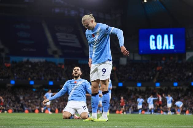 Fußball Premier League Manchester City gegen Bournemouth 2. November 2025 Premier League Manchester City gegen Bournemouth Erling Haaland von Manchester City feiert mit einer Roboter-Pose neben Rayan Cherki von Manchester City nach dem ersten Tor Foto Simon Stacpoole Offside Manchester UK  Copyright: xSimonxStacpoolexOffside