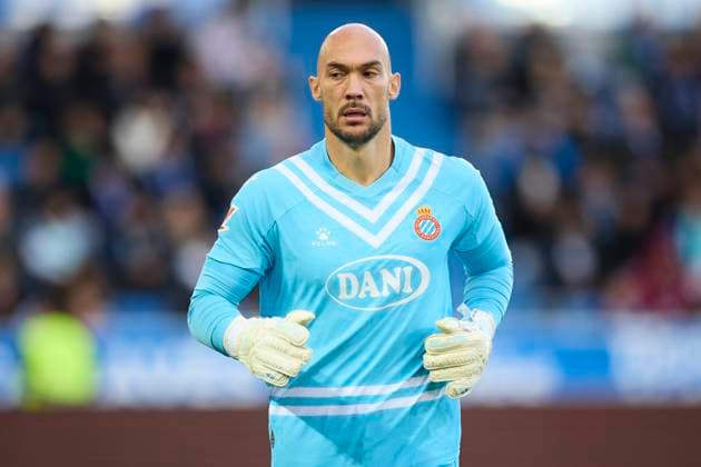 November 2, 2025, Vitoria, Alava, SPAIN: Marko Dmitrovic of RCD Espanyol looks on during the LaLiga EA Sports match between Deportivo Alaves and RCD Espanyol at Mendizorrotza on November 2, 2025, in Vitoria, Spain. Vitoria SPAIN - ZUMAa181 20251102_zaa_a181_075 Copyright: xRicardoxLarreinax