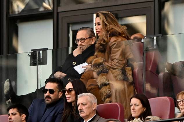 West Ham vs Newcastle, Premier League David Sullivan (West Ham owner) watches with his partner Ampika Pickston during the West Ham vs Newcastle Premier League match at the London Stadium Stratford. Stratford The London Stadium UK Copyright: xMartinxDaltonx WestHam_Newcastle_021125_MD_025