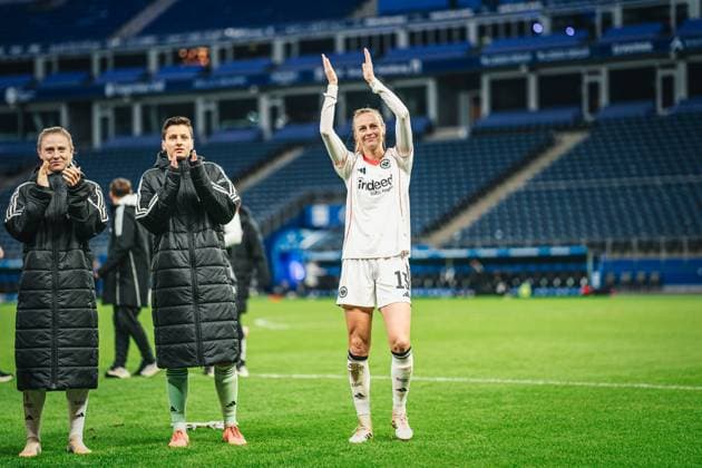 Google Pixel Womens Bundesliga Hamburger SV vs Eintracht Frankfurt, 02 11 2025 The Frankfurt women cheer to the fans Football, Google Pixel Womens Bundesliga, 8 Matchday Hamburger SV vs Eintracht Frankfurt on 02 11 2025 at Volksparkstadion, Hamburg DFB DFL REGULATIONS PROHIBIT ANY USE OF PHOTOGRAPHS AS IMAGE SEQUENCES AND OR QUASI VIDEO Copyright: xBEAUTIFULxSPORTS Tonhäuserx