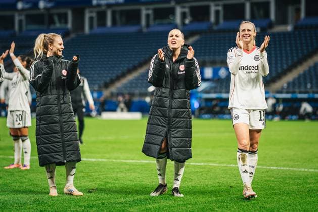 Google Pixel Womens Bundesliga Hamburger SV vs Eintracht Frankfurt, 02 11 2025 The Frankfurt women cheer to the fans Football, Google Pixel Womens Bundesliga, 8 Matchday Hamburger SV vs Eintracht Frankfurt on 02 11 2025 at Volksparkstadion, Hamburg DFB DFL REGULATIONS PROHIBIT ANY USE OF PHOTOGRAPHS AS IMAGE SEQUENCES AND OR QUASI VIDEO Copyright: xBEAUTIFULxSPORTS Tonhäuserx