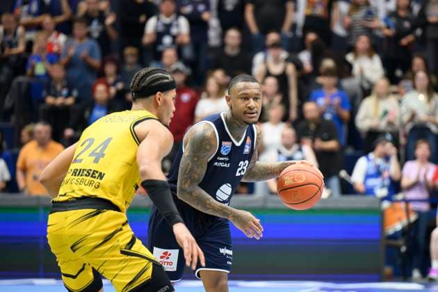 Brandon Tischler Ludwigsburg, 24 , Charles Callison MBC, 23 , Syntainics MBC vs MHP Riesen Ludwigsburg, Basketball, Bundesliga, Maenner, Saison 2025 26, 6 Spieltag, 02 11 2025 Weissenfels Stadthalle Sachsen Anhalt Germany