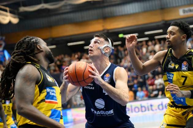 Traveon Buchanan Ludwigsburg, 2 , Jure Planinic MBC, 44 , Elijah Hughes Ludwigsburg, 7 , Syntainics MBC vs MHP Riesen Ludwigsburg, Basketball, Bundesliga, Men, Season 2025 26, 6 Matchday, 02 11 2025 Weissenfels Stadthalle Sachsen Anhalt Germany