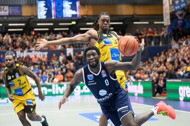 Khyri Thomas MBC, 0 , Keeshawn Kellman Ludwigsburg, 32 , Syntainics MBC vs MHP Riesen Ludwigsburg, Basketball, Bundesliga, Men, Season 2025 26, 6 Matchday, 02 11 2025 Weissenfels Stadthalle Sachsen Anhalt Germany