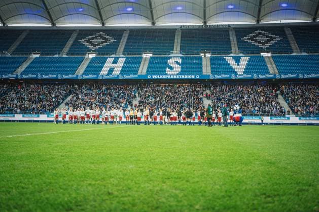 Google Pixel Womens Bundesliga Hamburger SV vs Eintracht Frankfurt, 02 11 2025 Both teams before the match Football, Google Pixel Womens Bundesliga, Matchday 8 Hamburger SV vs Eintracht Frankfurt on 02 11 2025 at Volksparkstadion, Hamburg DFB DFL REGULATIONS PROHIBIT ANY USE OF PHOTOGRAPHS AS IMAGE SEQUENCES AND OR QUASI VIDEO Copyright: xBEAUTIFULxSPORTS Tonhäuserx