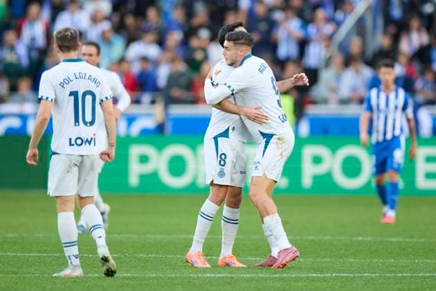 November 2, 2025, Vitoria, Alava, SPAIN: Roberto Fernandez of RCD Espanyol celebrates after scoring the team s first goal during the LaLiga EA Sports match between Deportivo Alaves and RCD Espanyol at Mendizorrotza on November 2, 2025, in Vitoria, Spain. Vitoria SPAIN - ZUMAa181 20251102_zaa_a181_079 Copyright: xRicardoxLarreinax