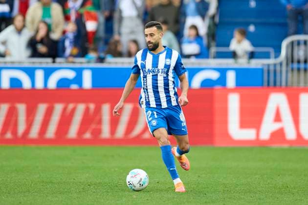 November 2, 2025, Vitoria, Alava, SPAIN: Abde Rebbach of Deportivo Alaves in action during the LaLiga EA Sports match between Deportivo Alaves and RCD Espanyol at Mendizorrotza on November 2, 2025, in Vitoria, Spain. Vitoria SPAIN - ZUMAa181 20251102_zaa_a181_081 Copyright: xRicardoxLarreinax