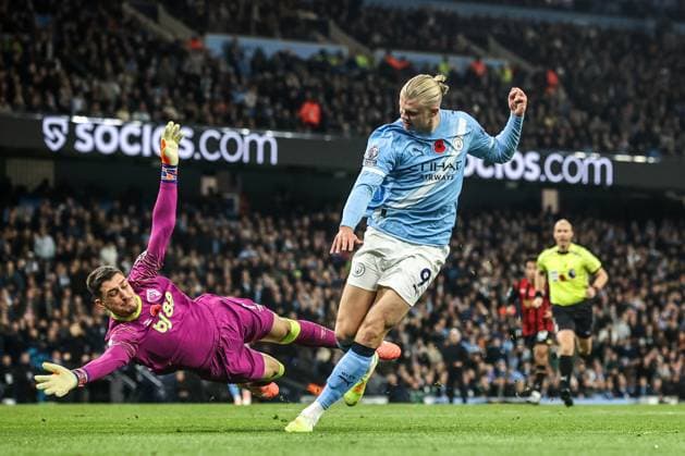 Premier League Manchester City v Bournemouth Erling Haaland of Manchester City scores to make it 2-1 during the Premier League match Manchester City vs Bournemouth at Etihad Stadium, Manchester, United Kingdom, 2nd November 2025 (Photo by Alfie Cosgrove News Images) Manchester Etihad Stadium Manchester United, ManU Kingdom Copyright: xAlfiexCosgrove NewsxImagesx
