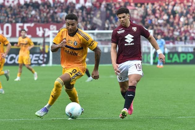 Henrik Wendel Meister (Pisa) thwarted by Che Zach Everton Adams (Torino) during Torino FC vs Pisa SC, Italian soccer Serie A match in Turin, Italy, November 02 2025  Copyright: xGabrielexMasotti IPAxSportx xipa-agency.netx xx IPA_67408992 IPA_Agency_IPA67408992