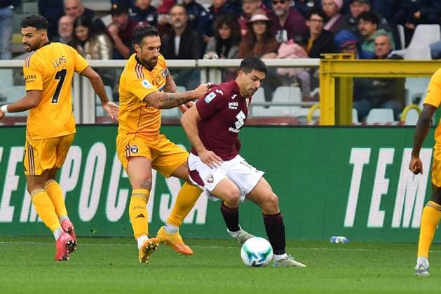 Giovanni Pablo Simeone Baldini (Torino) thwarted by Antonio Caracciolo (Pisa) during Torino FC vs Pisa SC, Italian soccer Serie A match in Turin, Italy, November 02 2025  Copyright: xGabrielexMasotti IPAxSportx xipa-agency.netx xx IPA_67409001 IPA_Agency_IPA67409001