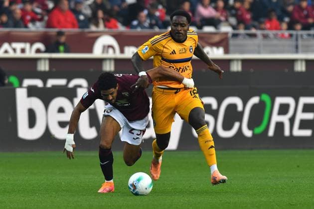 M Bala Nzola (Pisa) thwarted by Saul Basilio Coco Bassey Oubina (Torino) during Torino FC vs Pisa SC, Italian soccer Serie A match in Turin, Italy, November 02 2025  Copyright: xGabrielexMasotti IPAxSportx xipa-agency.netx xx IPA_67409065 IPA_Agency_IPA67409065