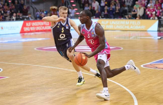 Tylan Birts Bonn on the ball against Sam Griesel Alba , Telekom Baskets Bonn vs Alba Berlin, easyCredit BBL, Matchday 6, Bonn, 02 11 2025