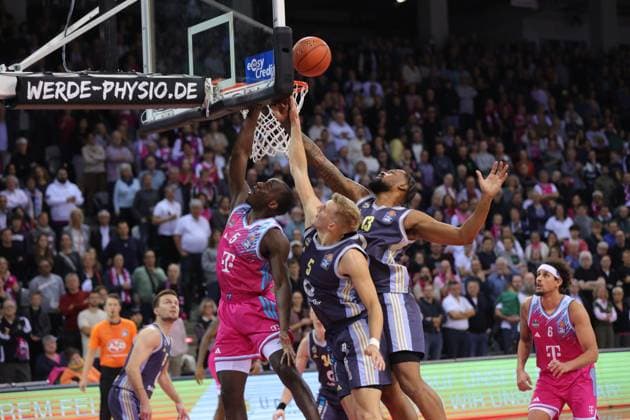 V l Tylan Birts Bonn , Sam Griesel Alba , Jwan Roberts Alba , Telekom Baskets Bonn vs Alba Berlin, easyCredit BBL, Matchday 6, Bonn, 02 11 2025