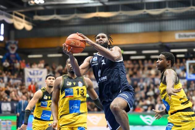 Brandon Tischler Ludwigsburg, 24 , Yorman Polas Bartolo Ludwigsburg, 13 , RJ Gunn MBC, 21 , Syntainics MBC vs MHP Riesen Ludwigsburg, Basketball, Bundesliga, Men, Season 2025 26, 6 Matchday, 02 11 2025 Weissenfels Stadthalle Sachsen Anhalt Germany