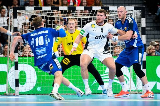 Muenchen Handball Laenderspiel Germany Iceland Iceland Gisli Thorgeir Kristjansson Iceland , Johannes Golla Germany , Iceland Arnar Arnarsson Iceland Muenchen SAP Garden Bayern Germany
