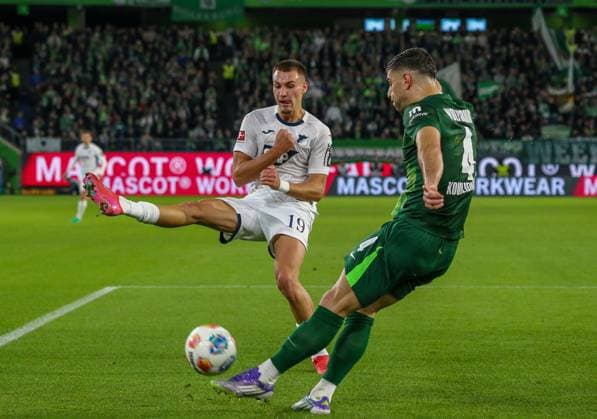 Germany Bundesliga 2025 26, 9 Matchday VfL Wolfsburg vs TSG Hoffenheim Volkswagen Arena Wolfsburg Konstantinos Koulierakis VfL Wolfsburg, 4 Tim Lemperle TSG Hoffenheim, 19 Copyright: xAymanxAlahmedx