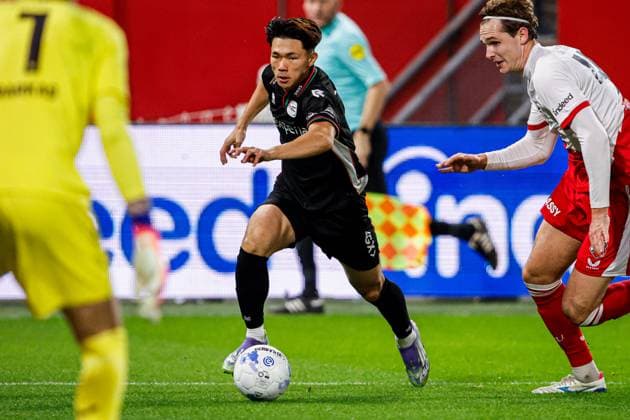 2025-11-02 FC Utrecht v NEC Nijmegen - Dutch Eredivisie UTRECHT, NETHERLANDS - NOVEMBER 2: Kento Shiogai of NEC dribbles during the Dutch Eredivisie match between FC Utrecht and NEC Nijmegen at Stadion Galgenwaard on November 2, 2025 in Utrecht, Netherlands. Utrecht Stadion Galgenwaard Netherlands Content not available for redistribution in The Netherlands directly or indirectly through any third parties. Copyright: xBroerxvanxdenxBoomx