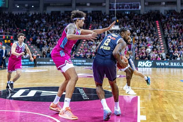 J Wan Roberts ALBA Berlin, 13 , vs Michael Kessens Telekom Baskets Bonn, 06 Telekom Baskets Bonn vs ALBA Berlin Basketball, Basketball, easy Credit BBL, 06 Matchday, 2025 2026, 02 11 2025 Telekom Baskets Bonn vs ALBA Berlin, Basketball, easy Credit BBL, 06 Matchday, 2025 2026, 02 11 2025 Bonn Copyright: xEibner-Pressefoto GerhardxWingenderx EP_GWR