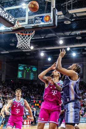 J Wan Roberts ALBA Berlin, 13 vs Grayson Murphy Telekom Baskets Bonn, 07 , Michael Kessens Telekom Baskets Bonn, 06 Telekom Baskets Bonn vs ALBA Berlin Basketball, Basketball, easy Credit BBL, 06 Matchday, 2025 2026, 02 11 2025 Telekom Baskets Bonn vs ALBA Berlin, Basketball, easy Credit BBL, 06 Matchday, 2025 2026, 02 11 2025 Bonn Copyright: xEibner-Pressefoto GerhardxWingenderx EP_GWR