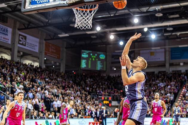 Samuel Griesel ALBA Berlin, 05 at the basket Telekom Baskets Bonn vs ALBA Berlin Basketball, Basketball, easy Credit BBL, 06 Matchday, 2025 2026, 02 11 2025 Telekom Baskets Bonn vs ALBA Berlin, Basketball, easy Credit BBL, 06 Matchday, 2025 2026, 02 11 2025 Bonn Copyright: xEibner-Pressefoto GerhardxWingenderx EP_GWR